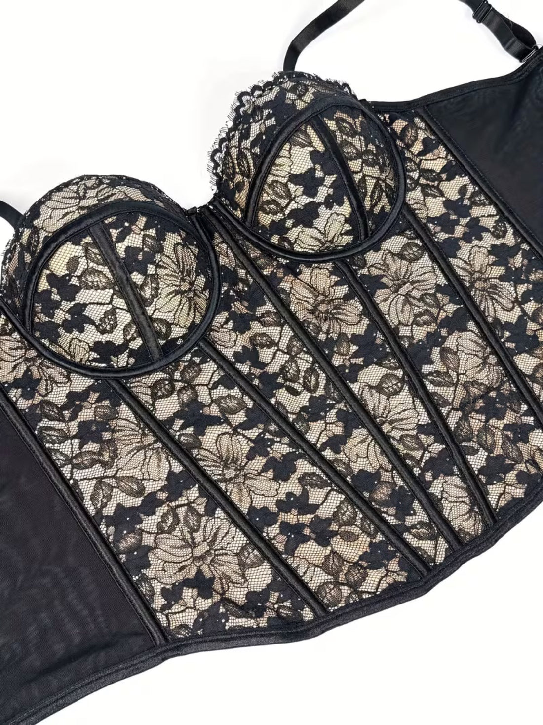 Belladone — Bustier en dentelle sur fond nude