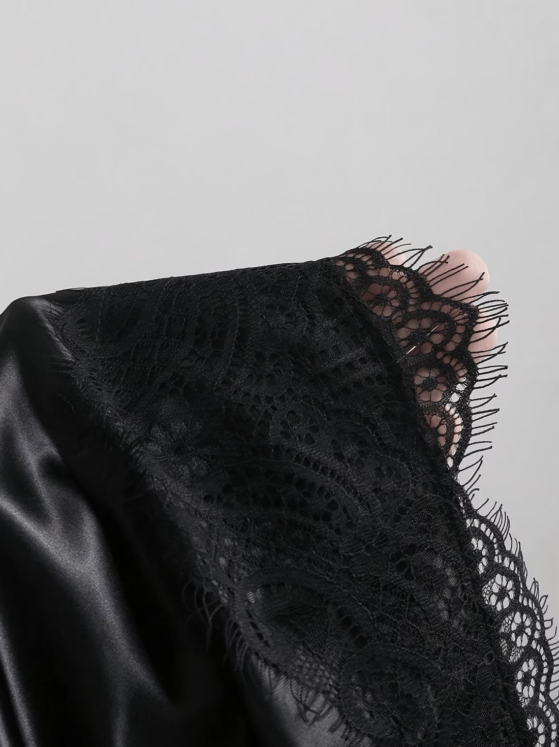 Liliane — Mini-jupe satin bordure dentelle